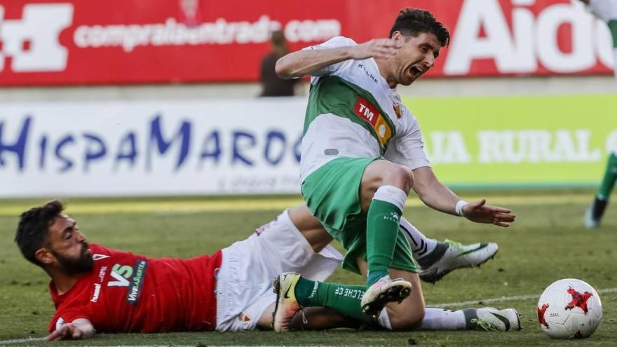 El murcianista Molo frena un avance del franjiverde Javi Flores en el choque del domingo en Nueva Condomina.