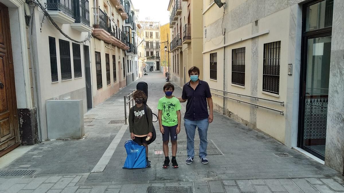 Ángel, con su hijo y un amigo, en una de las entradas de la peatonal calle Gigantes.