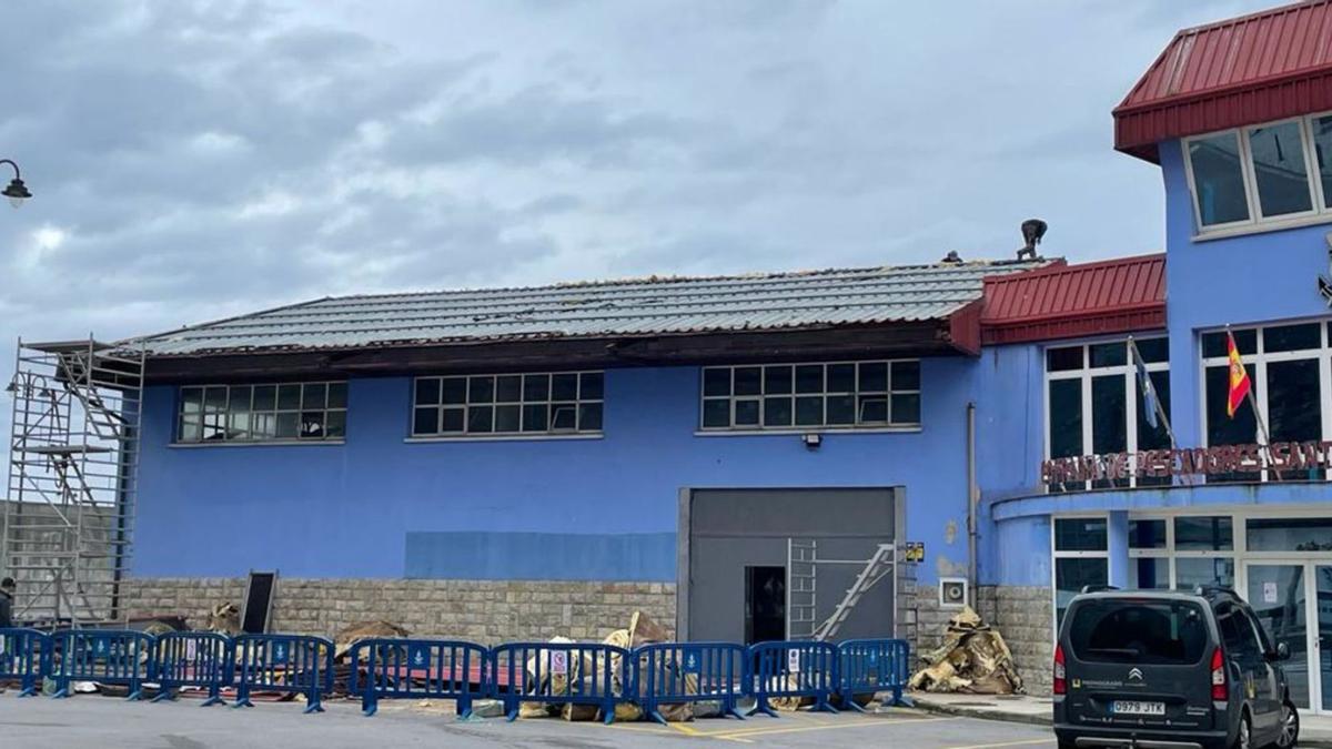 La lonja de Lastres, con los andamios de las obras instalados. | R. M. V.