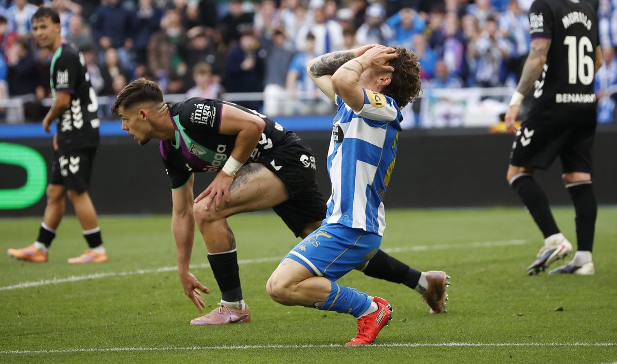Mario Soriano se lamenta de una ocasión fallada por el Deportivo ante el Málaga.