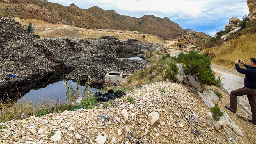 Medio Ambiente &#039;requisa&#039; 410.000 euros a Proambiente para regenerar el vertedero