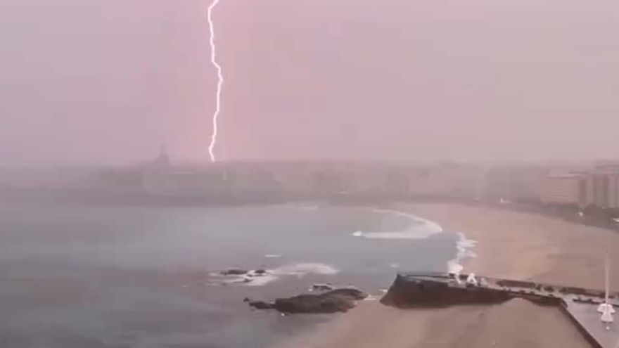 A Coruña remata noviembre y estrena diciembre con rayos y truenos