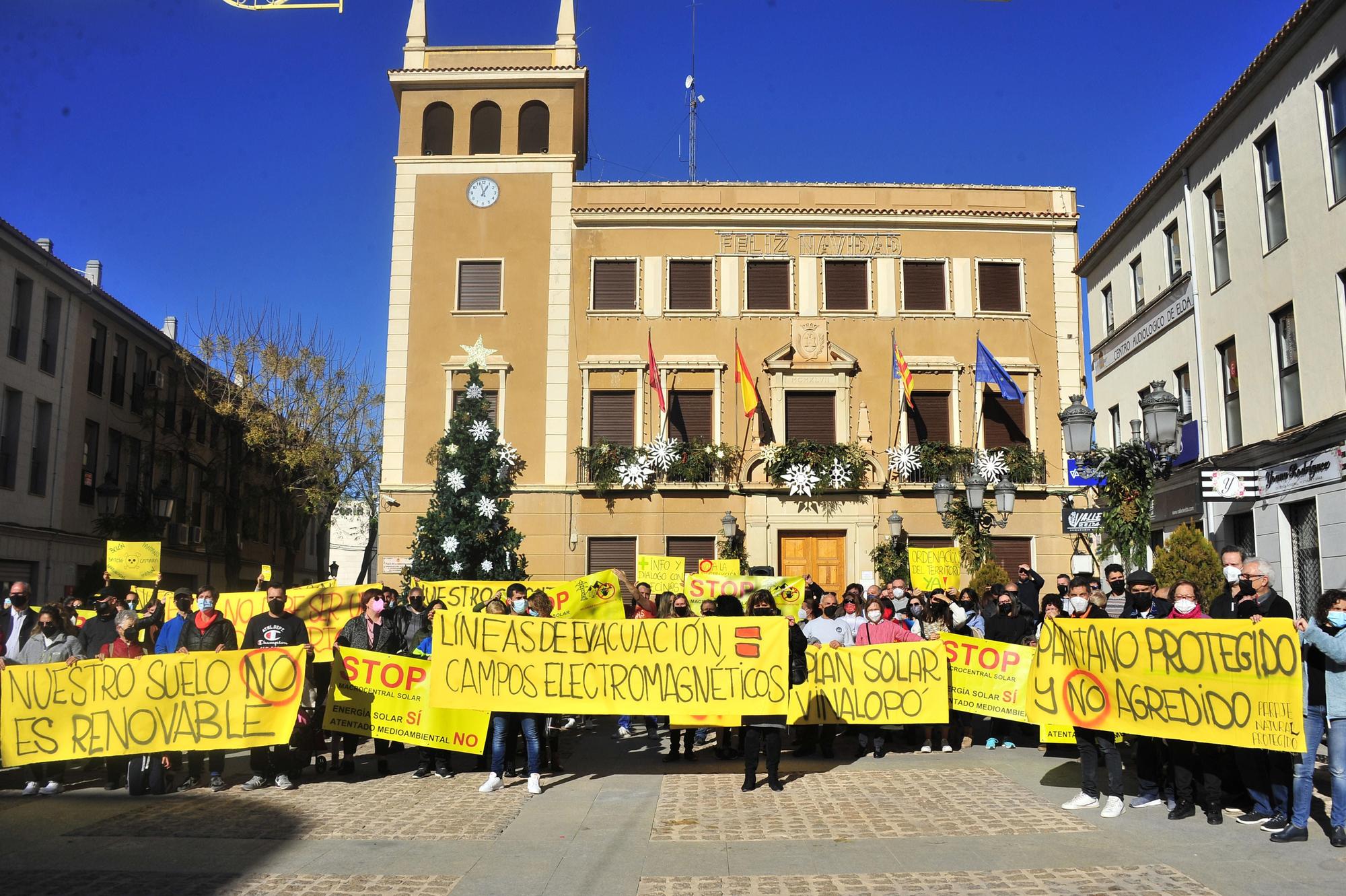 Concentración contra las macroplantas solares realizada este mediodía en Elda.