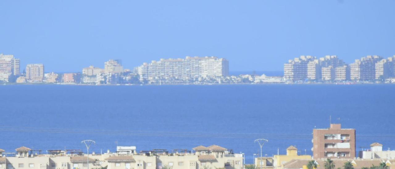 Dos tractores labran la
tierra en fincas próximas
al Mar Menor.  iván urquízar