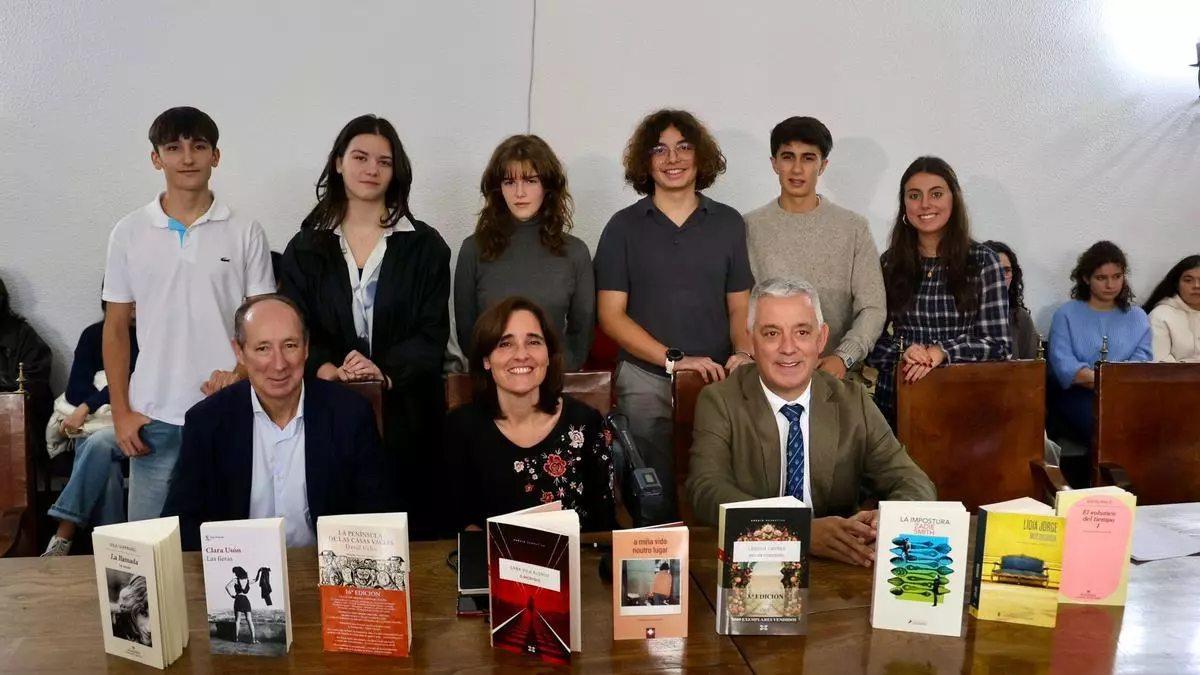 Parte del juvenil jurado del premio San Clemente junto a protagonistas del equipo promotor.
