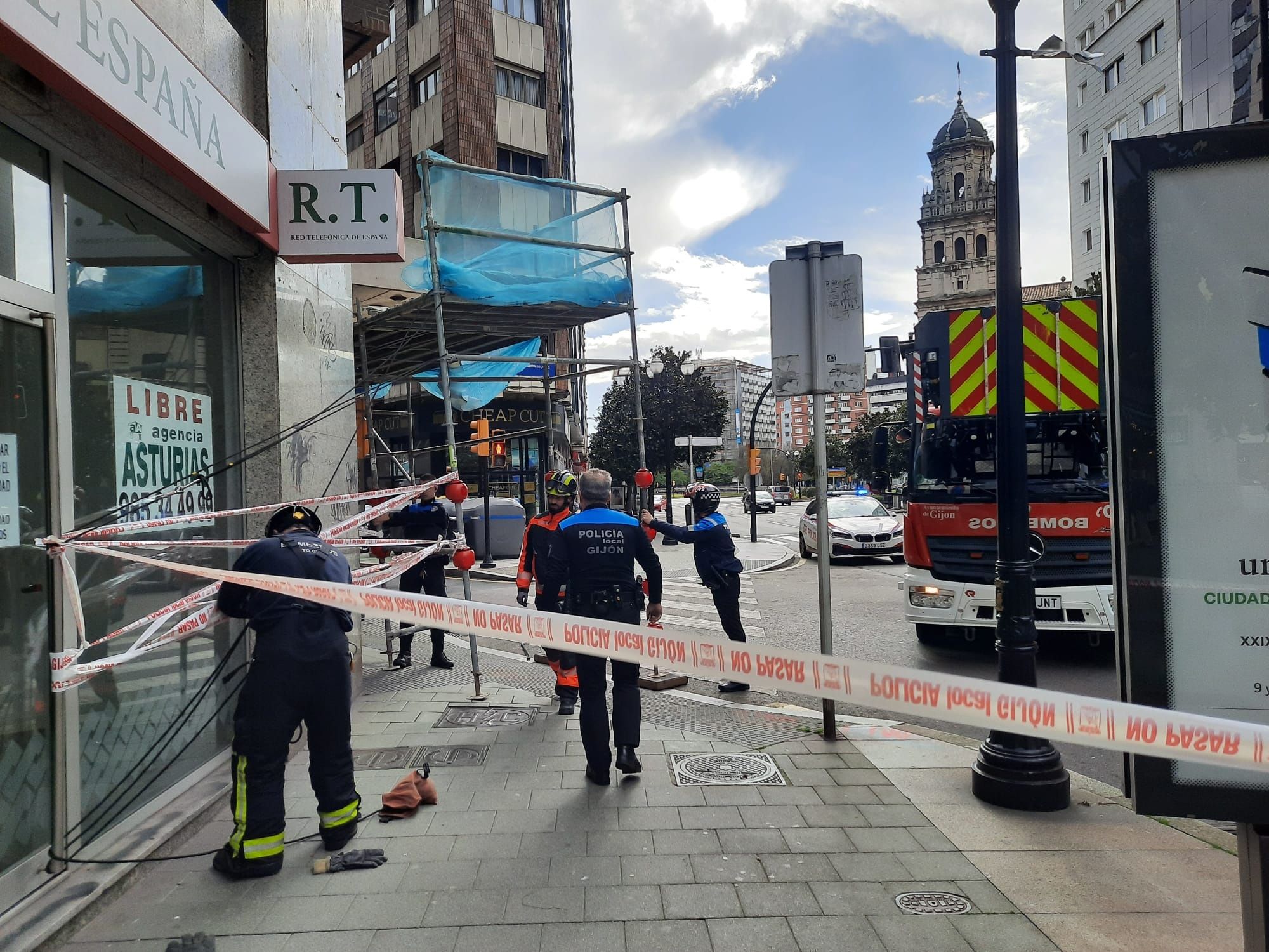 En imágenes: Así fue el impresionante temporal de viento que azotó Gijón este mediodía