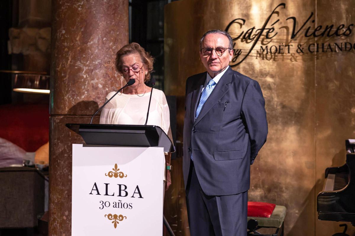 La editorial Alba brinda por sus 30 años. En la foto, el presidente de Prensa Ibérica Javier Moll y la vicepresidenta de Prensa Ibérica Arantza Sarasola.