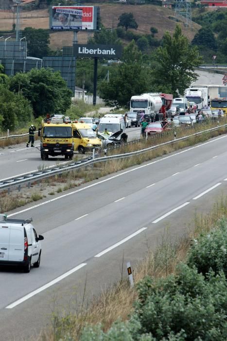 Tres heridas graves en un accidente entre un camión y un turismo en la A-66 en Lena