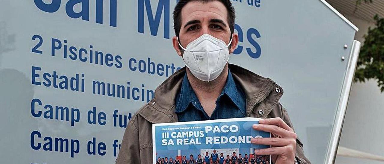 Paco Redondo posa con el cartel de su tercer campus. | SERGIO G. CAÑIZARES
