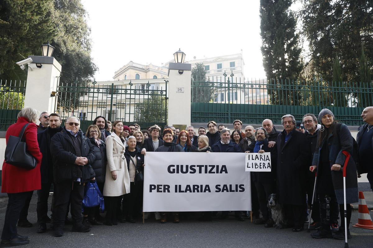 Protesta por la condiciones de detención de la activista italiana Ilaria Salis frente a la Embajada de Hungría en Roma.