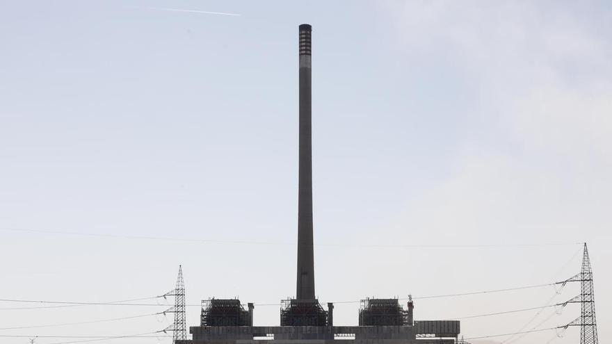 Los ingenieros de Caminos cuestionan que se tire la chimenea de Andorra