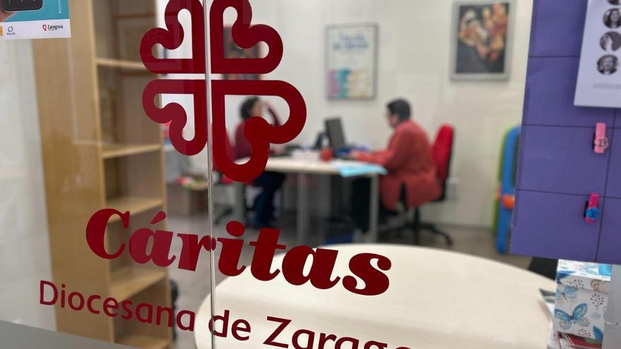La desdicha de educar a tres hijas en una habitación en Zaragoza: &quot;A mi familia no les hablo de nuestra situación&quot;