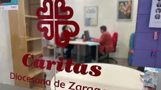 La desdicha de educar a tres hijas en una habitación en Zaragoza: "A mi familia no les hablo de nuestra situación"