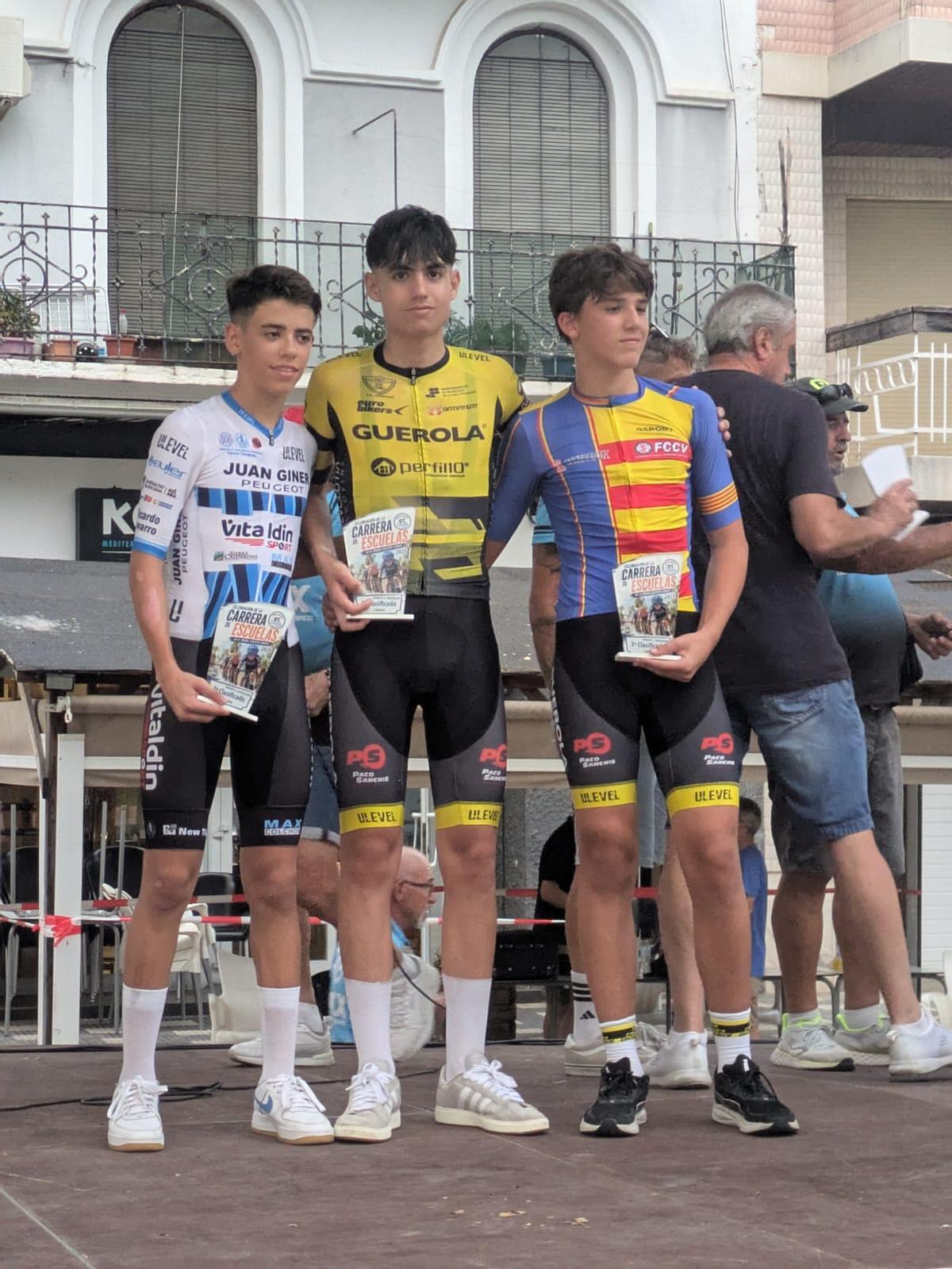 Dani Mullor, de la Escola de Ciclisme d'Ontinyent, en el primer puesto del podio en la Carrera de Xeraco.