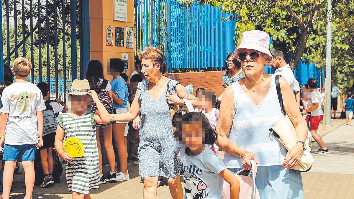 Niñas y niños a la salida de un colegio cacereño.