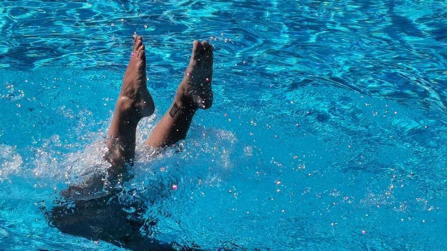 Un hombre de 38 años trasladado al hospital por síntomas de ahogamiento en una piscina de Alcalà