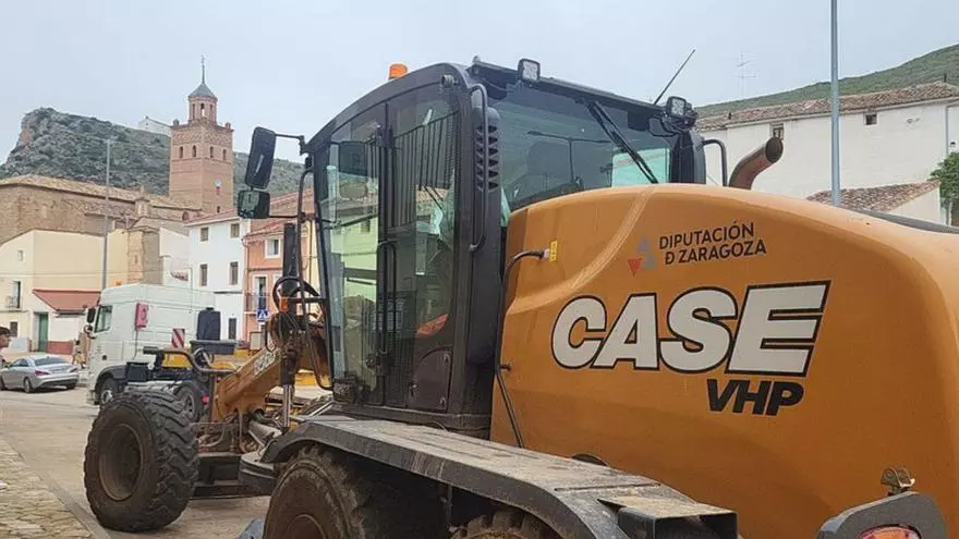 La motoniveladora de DPZ ya trabaja en los caminos