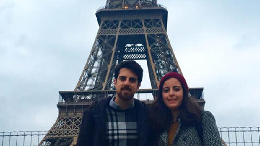 Jaime Girona y Laura Moreno, junto a la Torre Eiffel