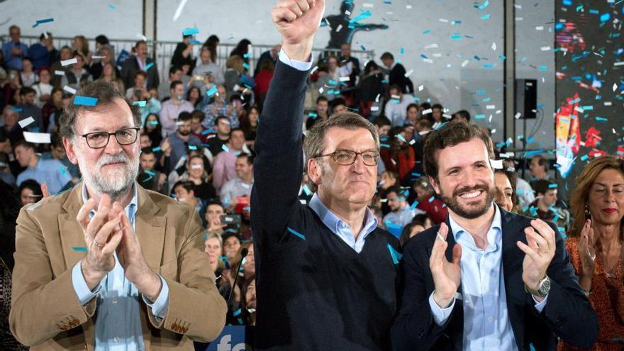 Rajoy, Feijóo y Casado, ayer en un acto del PP en Ourense.