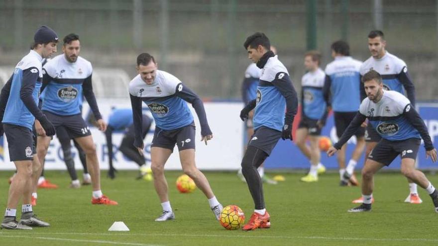 Mosquera, Jonás, Lucas, Juanfran, Cardoso y Róber pelotean en el primer entrenamiento del año.