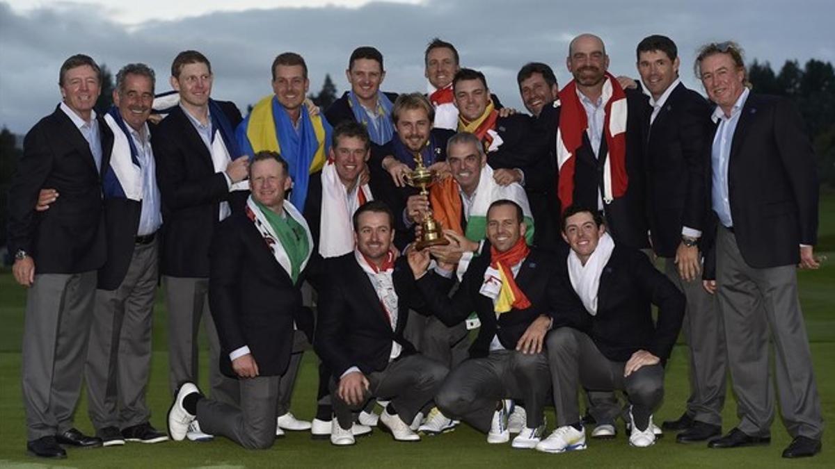 Los jugadores del equipo europeo de la Ryder, con sus respectivas banderas nacionales, posan con el trofeo.