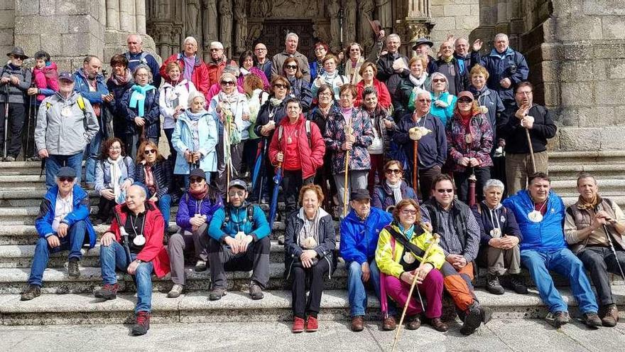 Peregrinos de la Asociación de Amigos do Camiño y don Ignacio (5º d.) en la última fila. // E.G.