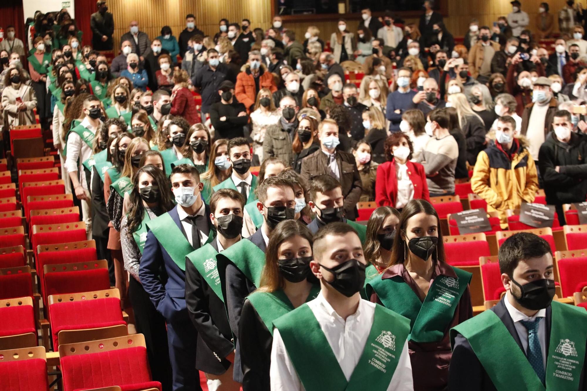 La entrega de diplomas en la Facultad de Comercio de Gijón, en imágenes