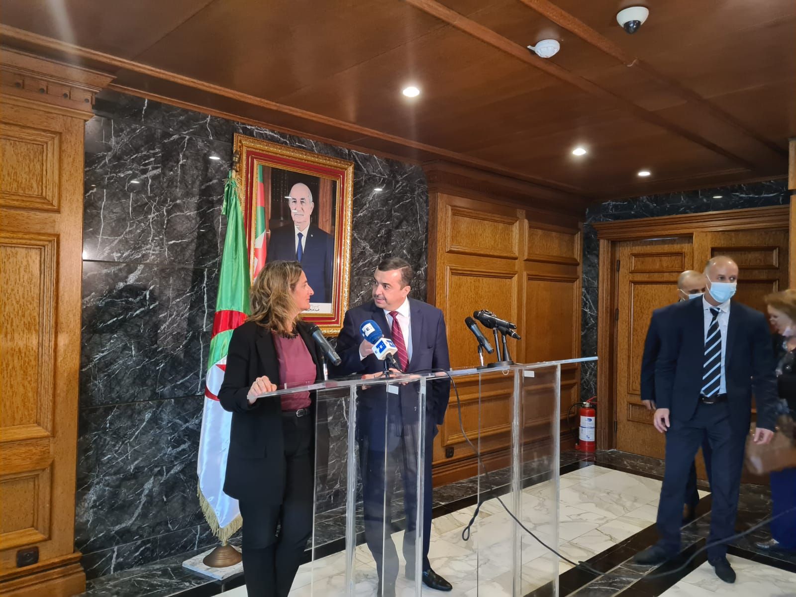 Teresa Ribera, vicepresidenta tercera del Gobierno, ha comparecido junto al ministro argelino de Energía y Minas, Mohamed Arkab.
