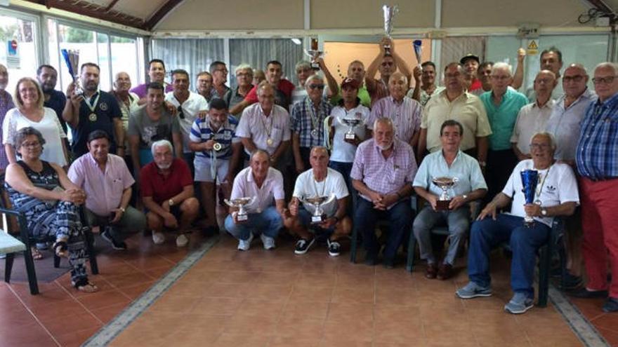 Premiados y asistentes al acto de entrega de trofeos, junto a los componentes de la junta directiva de la Federación de Gran Canaria (Fedoca).