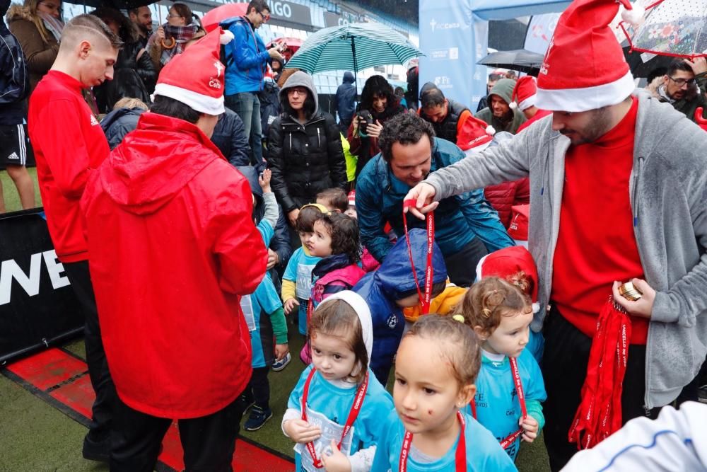 Pequeños y mayores disfrutaron en el entorno del estadio de Balaídos de una de las carreras populares más queridas del calendario vigués.