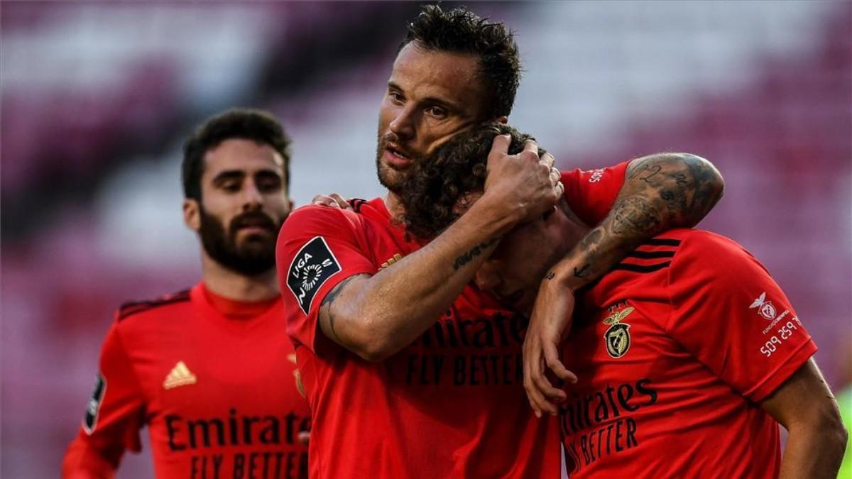 Haris Seferović celebra un gol para el Benfica junto a sus compañeros.