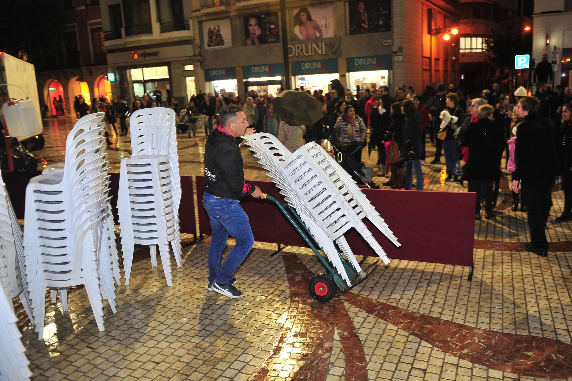 Elche enciende la Navidad con una gran "nevada" y... lluvia intermitente