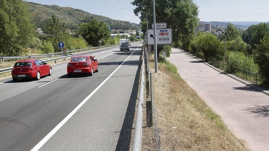 Carretera de Vigo (N-120) en la zona de desdoblamiento de estrada a la ciudad afectad por el proyecto de circunvalación norte. // Iñaki Osorio