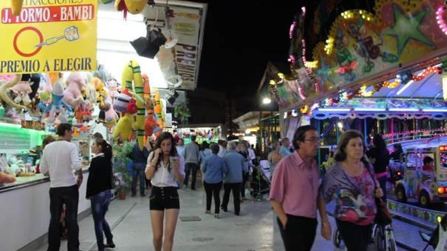 Imagen veraniega de la popular feria de atracciones del puerto en el centro de Torrevieja.