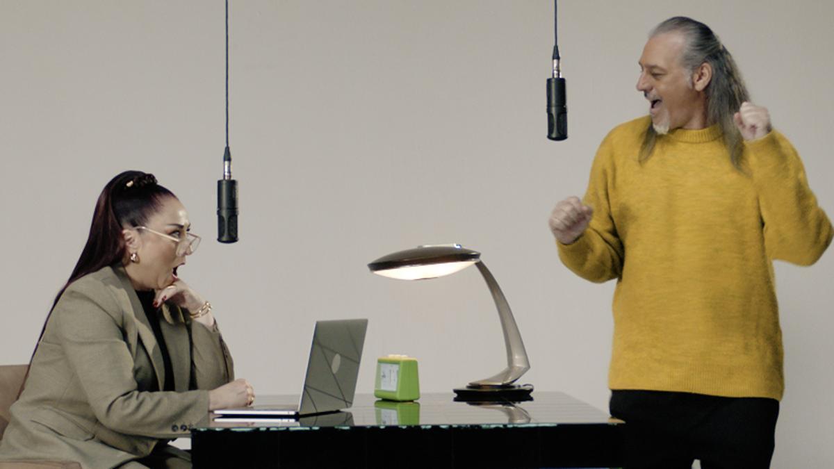 María Ángeles Muñoz y Dionisio Lobato, el dúo Camela, cantando los chats de Wallapop.