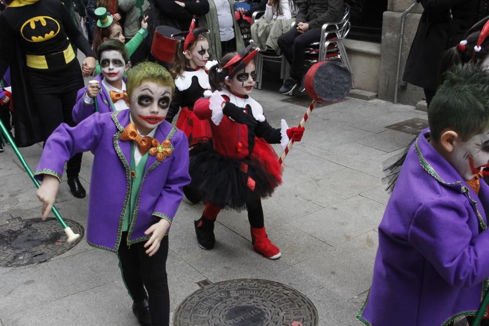 Un concurrido desfile de disfraces infantil inaugura las jornadas de comparsas en Marín