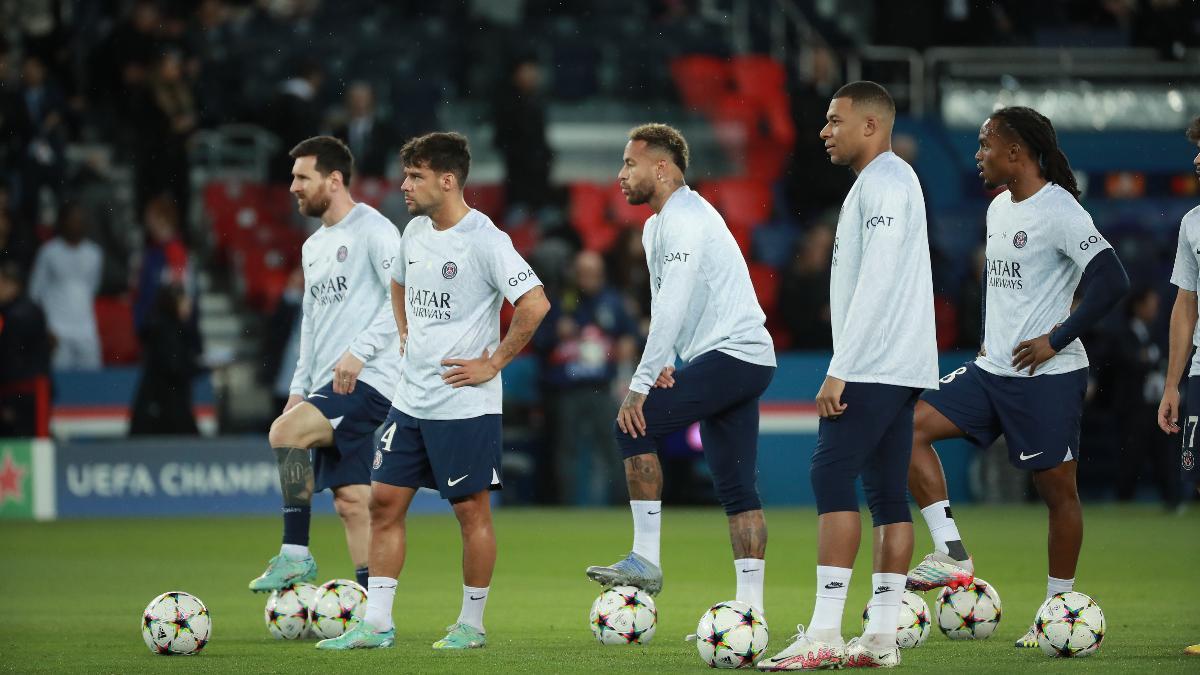 Leo Messi, Juan Bernat, Neymar Jr, Kylian Mbappé y Renato Sánchez durante un calentamiento con el PSG.