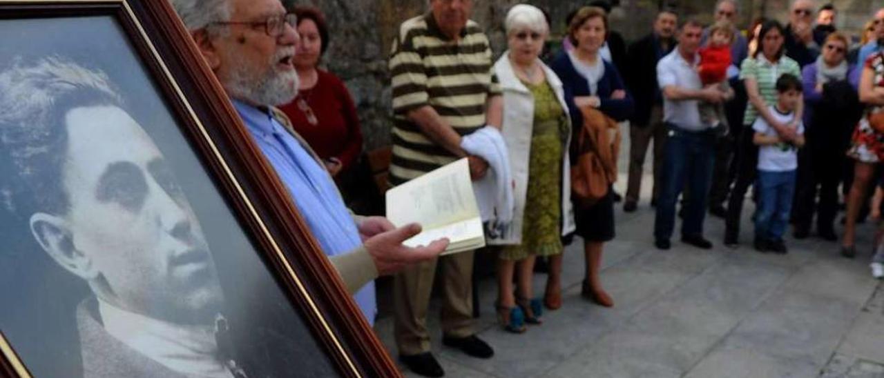 La familia de Francisco Reirís en el acto de colocación de la placa en una calle de Vilanova. // Iñaki Abella