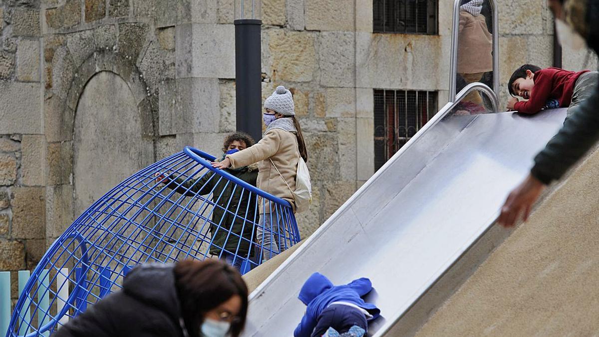 Niños jugando en el parque de Praza da Vila de Lalín. |  // BERNABÉ/JAVIER LALÍN