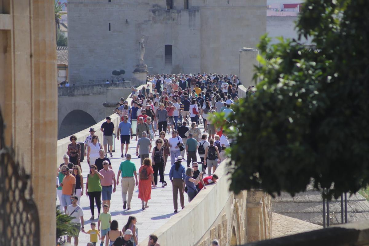 Miles de turistas celebran el puente del Pilar en Córdoba