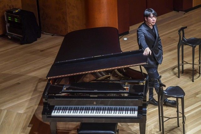 El pianista Lang Lang mantiene un encuentro con estudiantes de música en Gran Canaria