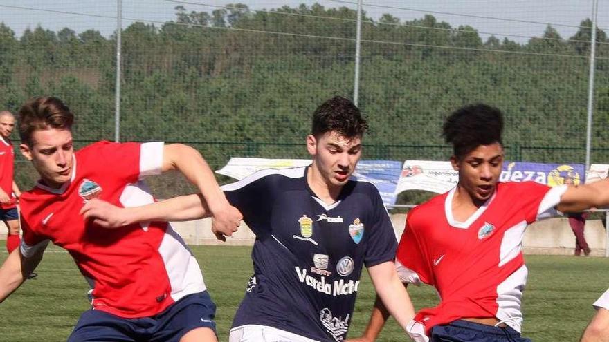 Un jugador del Estudiantil pugna con dos contrarios en el partido disputado ayer. // Bernabé/Cristina M. V.