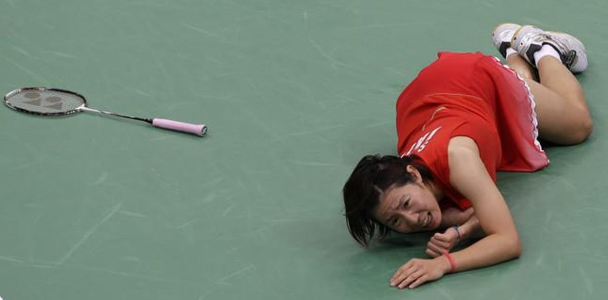 La japonesa Sayaka Sato demana ajuda després de fer-se mal mentre disputava el partit de bàdminton contra Tine Baun de Dinamarca en el partit individual femení.