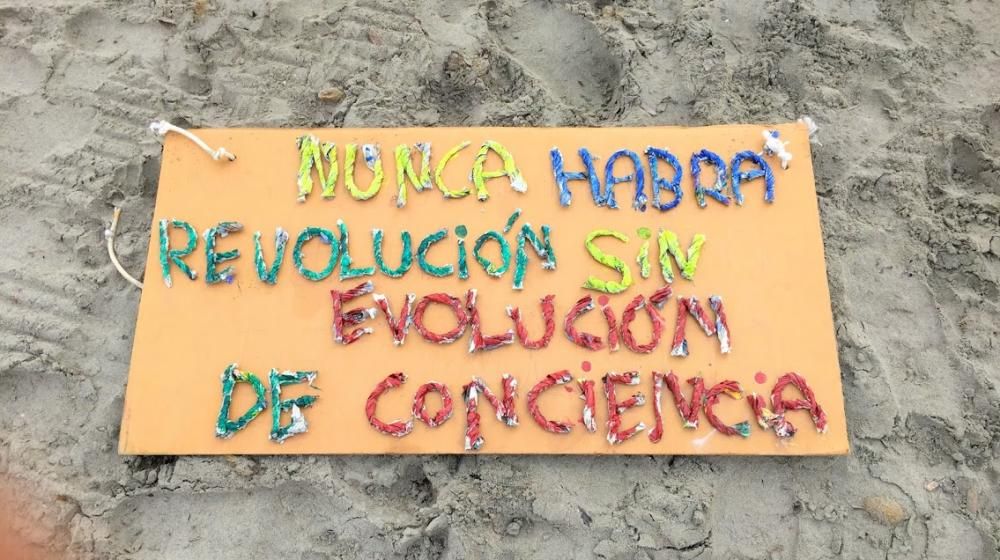 Acción de Extinction Rebellion Ibiza en Platja d'en Bossa