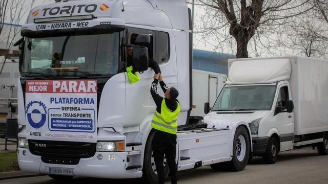 Un transportista saluda a otro desde su camión en el octavo día de paro indefinido del sector del transporte, en Barcelona.