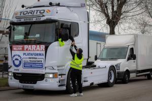 Un transportista saluda a otro desde su camión en el octavo día de paro indefinido del sector del transporte, en Barcelona.