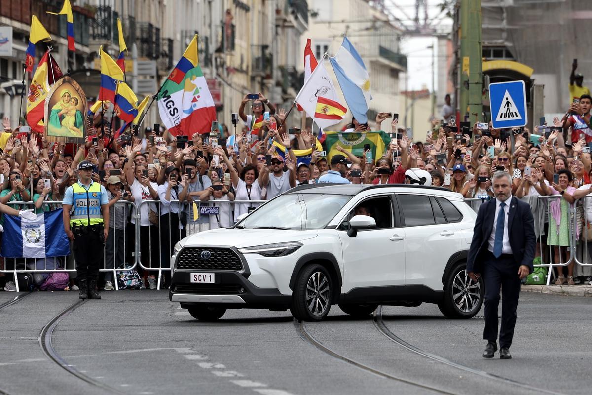Lisbon (Portugal), 02/08/2023.- Pope Francis is welcomed by the public on his arrival at the Belem Palace to be received by Portugal’s President Marcelo Rebelo de Sousa (not pictured) in Lisbon, Portugal, 02 August 2023. The Pontiff is in Portugal on the occasion of World Youth Day (WYD), one of the main events of the Church that gathers the Pope with youngsters from around the world, that takes place until 06 August. (Papa, Lisboa) EFE/EPA/TIAGO PETINGA / POOL