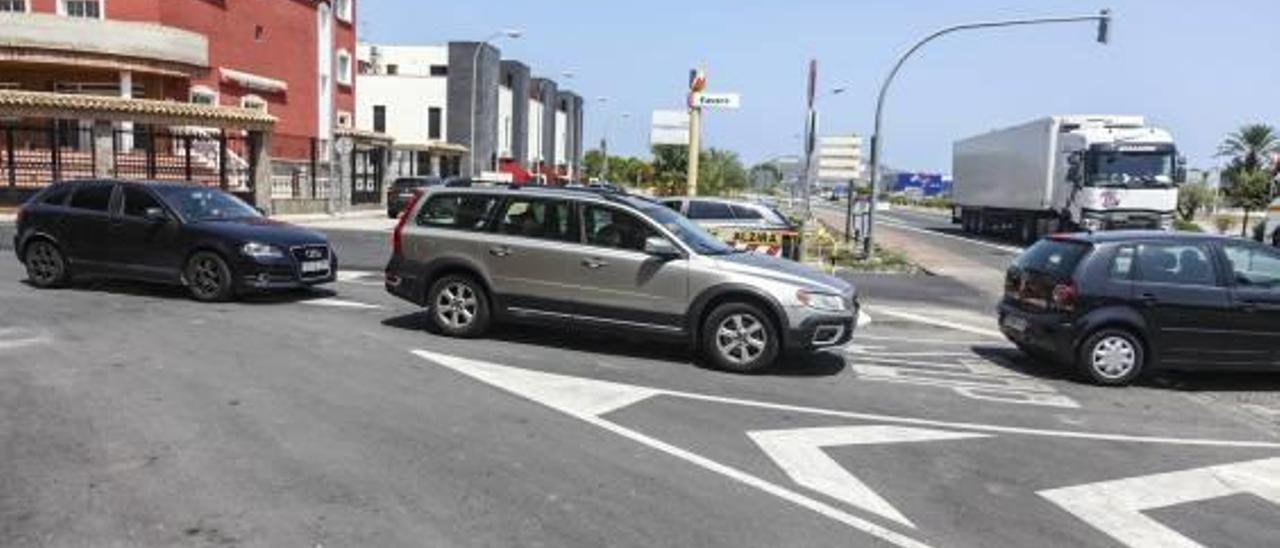 Los coches atestan el cruce de la CV-510 con la N-332 y es una situación que se repite desde hace muchos veranos.