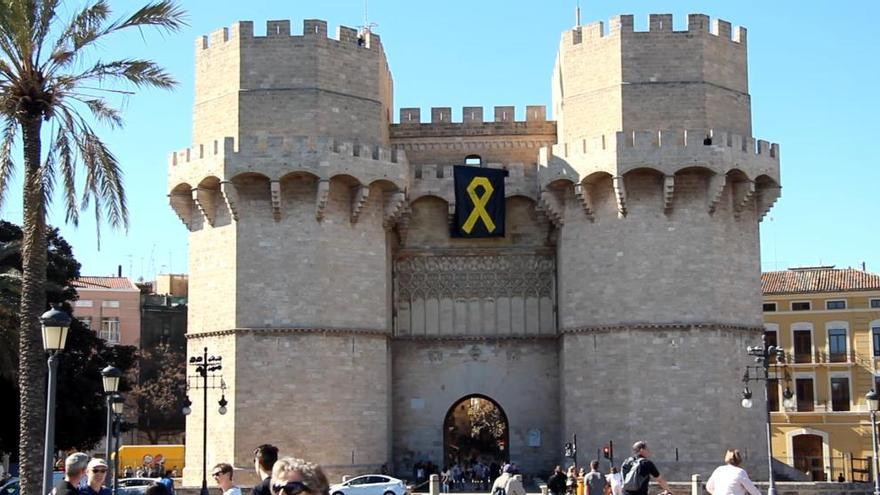 Cuelgan en las Torres de Serranos un gran lazo amarillo