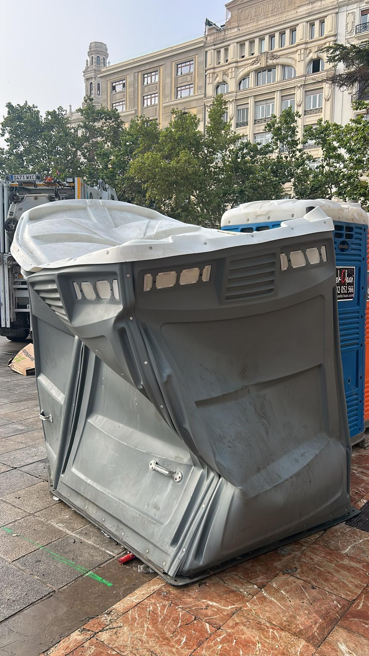 Uno de los baños de la plaza del ayuntamiento, completamente destrozado